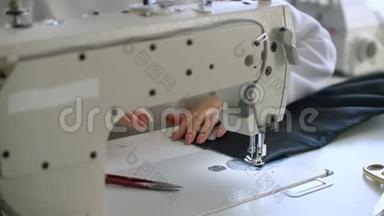 女裁缝在店里的<strong>缝纫</strong>机上做<strong>缝纫</strong>衣服。 一起在<strong>缝纫</strong>车间工作。